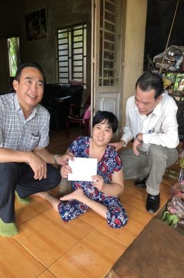 Công ty TNHH MTV Tổng công ty cao su Đồng Nai thăm, tặng quà nạn nhân chất độc da cam