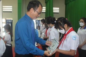 Trao học bổng cho học sinh nghèo hiếu học