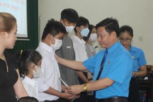 Trao sổ tiết kiệm Công đoàn cho 12 con đoàn viên tử vong do Covid-19