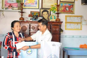 Chủ tịch HĐND tỉnh Thái Bảo thăm các gia đình có công với cách mạng