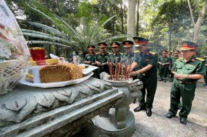 Dâng hương hoa viếng, tri ân liệt sĩ tại Khu di tích Chiến khu Đ