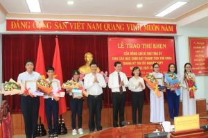 Lãnh đạo tỉnh trao thư khen học sinh đạt thành tích thủ khoa kỳ thi tốt nghiệp THPT