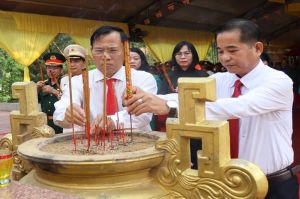 Thăm, tặng quà mẹ Việt Nam anh hùng và viếng liệt sỹ tại các đền thờ, nghĩa trang liệt sĩ