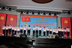 Công đoàn tuyên dương học sinh đạt thành tích học giỏi, sống tốt