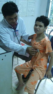 비엔화시적십자사는 8월10일 다이옥신피해자를위한축제의 활동계획을 전개