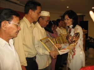 하오(Hoa)족 과 짬(Cham)족 을위한 업무: 빈곤가구의 비율을 빠르게 감소하도록 노록