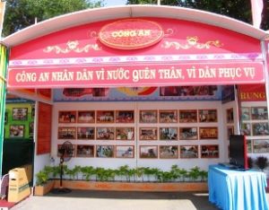 17개상점이 제 9차 동나이성 당의 지부 대표대회를위한 전시회에 참가