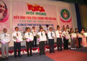 비엔화시는 (2006-2010)제III 차 선진적현적인회의 와 2009년애국운동평가회의를  개최하였다