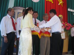 동나이성노인회는  첫번째  모범적 모델회의를 개최하였다