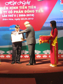 ドンチエン(Dong Tien)株式会社は５年間（２００６年～２０１０年まで）の良い手本についての会議を行った。