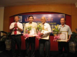 １２月２１日、工業激励センター（商工局）は２０１０年創造的な工芸品の総括式を行い、代表的な工芸品及び優秀な職員を選んだ