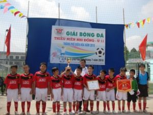 2010년 비엔화시 U(우)11 아동-소년축구대회종료: 빈다(Binh Da)초동학교는 선수권을 차지한다