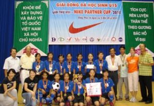 (NiKe PartnerCup 2010) 나이키 파트너 컵 2010 15U(우)축구시합종료: 응웬반써(Nguyen Van Xo)중학교 에속한 남성팀 과 여성팀 등이 포함하는 두팀은 선수권을 차지했다