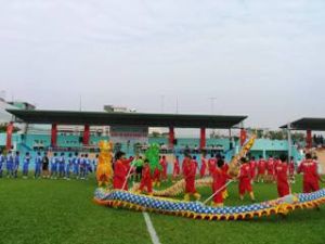 운동장 개장을 축하하면서 친선 축구시합을 개최하다