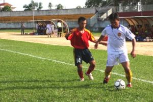 전국농민축구대회의 4조 토너먼트경기: 결승전에 들어간축구팀을 오늘오후에 결정하기로한다