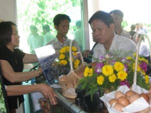 ラム　タン　ドック（Lam Thanh Duc）さんはドンナイ省の新鮮な卵をスーパーに入れる最初の農民である。