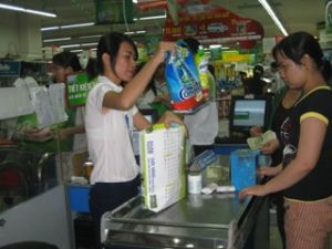 Co.op Mart スーパーで「ビニールのない日」というキャンペーンを実現し続ける。