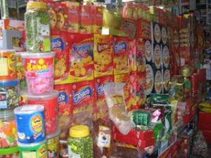 国内の菓子が市場に一杯
