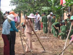 農民はインフラ建設へ６３億ドンの寄付をした。