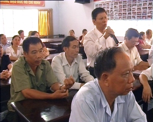 ドンナイ（Dong Nai）省の人民会議の代表者はロンビン（Long Binh）町の有権者と話し合った。