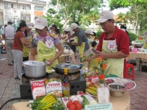 2011년 제 I차 비엔호아(Bien Hoa) 시 요리 경연대회에 60개 가정 참석