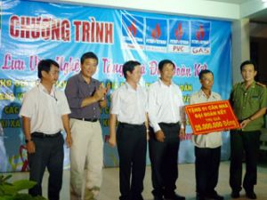 ニョン　チャーッ（Nhon Trach）に住んでいる政策家族と貧しい学生に贈り物をあげ。