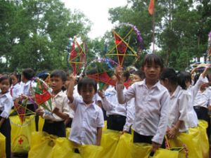 中秋節に生活が特別困難な子供に200つの奨学金を渡した。