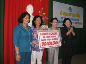 グエンティディン（Nguyen Thi  Dinh）奨学金基金に３億ドンを寄付