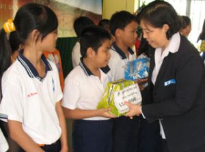 ドンナイ（Dong Nai）VNPT会社はクリスマスに身体に障害を持つ子供たちに奨学金を渡した。