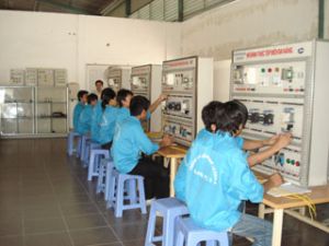 農村の労働者向けの職業訓練に関する指示03-CT/TU号を展開