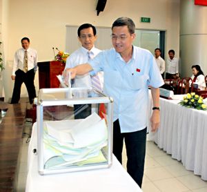 12 세션, VIII  지방 협의회 :Tran Van Tu –성 인민이회원 회장  높은 신뢰 투표 있다.