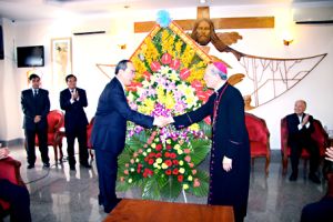 베트남 조국 전선 중앙위원회 회장-Nguyen Thien Nhan    동 나이 (Dong Nai)에 크리스마스는 축하하다.
