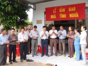 烈士の母であるグエンティフー（Nguyen Thi Huu）に「仁愛」家の使用権を送る