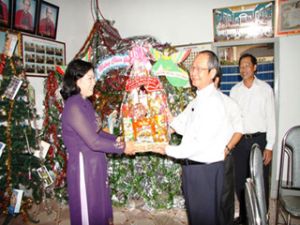 ドンナイ省民運委員会のリーダーはトンニャット（Thong Nhat）県で２０１０年クリスマスを祝う　　