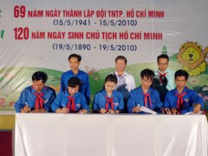 ビエンホア（Bien Hoa）市の450人以上の隊員は隊成立日及びホーチミン（Ho Chi Minh）主席の誕生日の記念式に参加した。