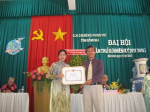 定年になった女性クラブ：年齢が高く、いい手本。