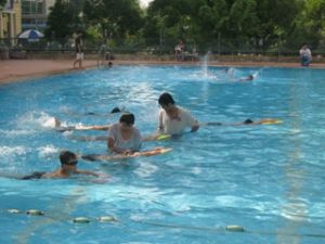 夏、児童文化センターへ子供を連れて行く。