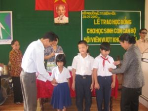 ビエンホア盲人会幹部と会員の子供に奨学金を渡した。