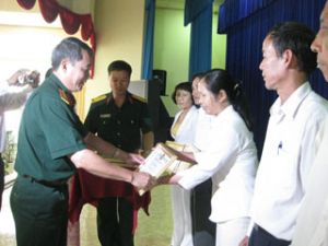 ６年間のドンナイ（Dong Nai）省の軍事指揮省と農民協会の決議履行を総括