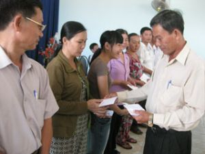 ビンクー（Vinh Cuu）県の枯葉剤被害者に８７つの贈り物を渡した。