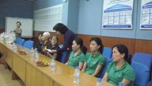 ドンナイ(Dong Nai)省の労働連盟は重病の女の人に贈り物をあげた。