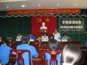 ドンナイ(Dong Nai)省のリーダーは村・町の書記長に応対した。まだ色々難点がある。