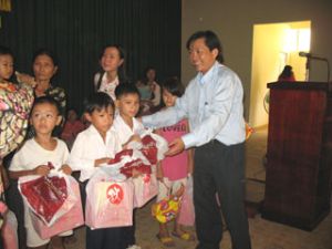 中秋節に生活が特別困難な子供にプレゼントをあげた。