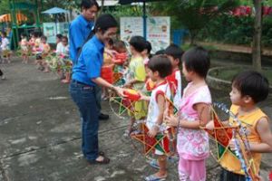 Dofico青年団は、中秋節に子供にプレゼントを贈った。