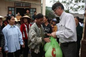 Big Cはンゲアン（Nghe An）省の大水被害者を救助