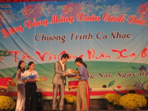 テトのミュージックプログラム：田舎から来た工員と同行。