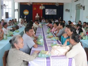 ビエンホア（Bien  Hoa）市：枯葉剤被害者に会合を行い、贈り物をあげた。