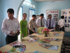 テト及び共産党の祝いに絵画、本についての展覧会の開幕。