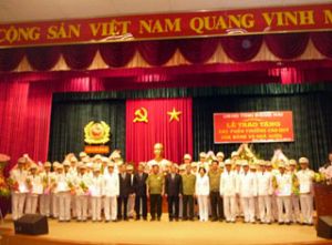 ドンナイ（Dong Nai）公安は３等「軍功」勲章及び１等「戦功」勲章を受章