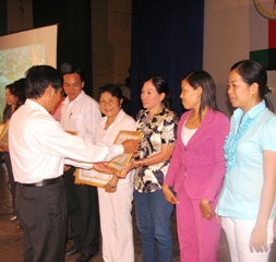 2009年にビエンホア(Bien Hoa)市の第VI回運動会：27団体及び118人の個人に賞を渡した。